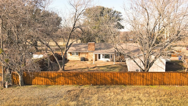 view of front of property featuring a front lawn