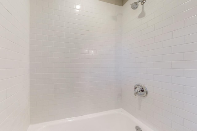 bathroom featuring tiled shower / bath combo