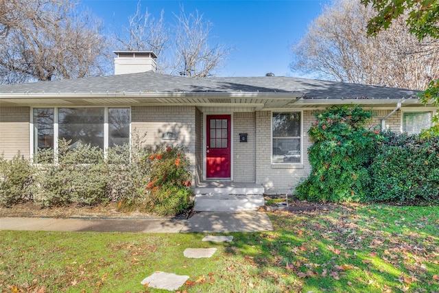 view of front of house with a front lawn