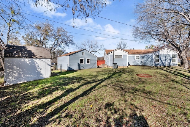 view of yard with an outbuilding