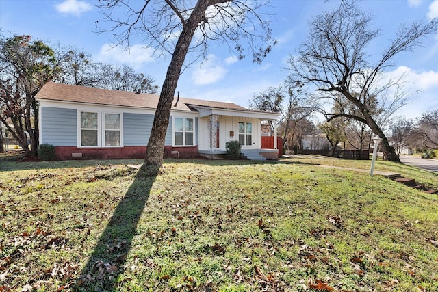 single story home with a front lawn