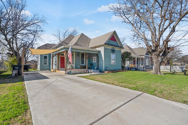 bungalow featuring a front lawn and covered porch