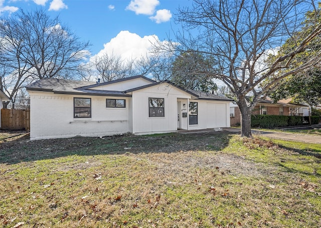 view of front of house featuring a front lawn