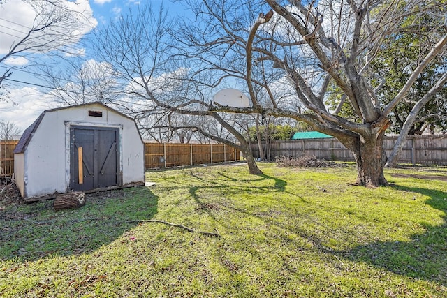 view of yard with a storage unit