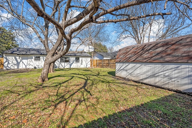 view of yard with an outdoor structure