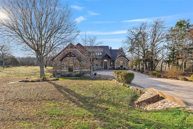 view of front of house with a front lawn