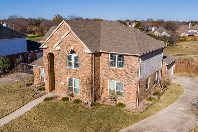 view of front of house featuring a front lawn