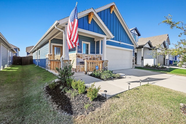 view of front of property featuring a front yard