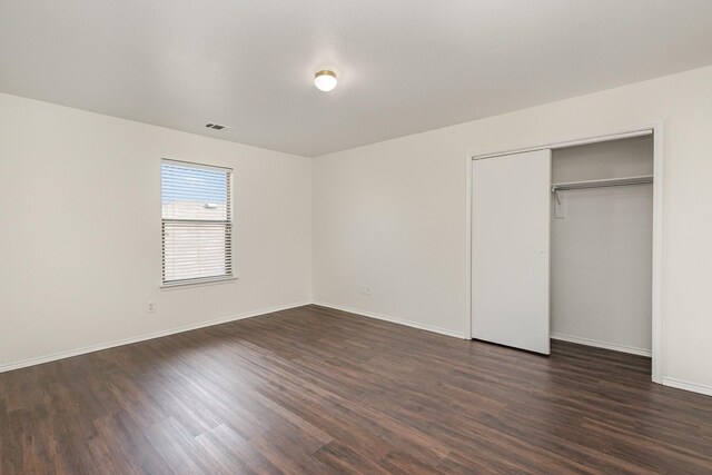 empty room with a textured ceiling, ceiling fan, and dark wood-type flooring