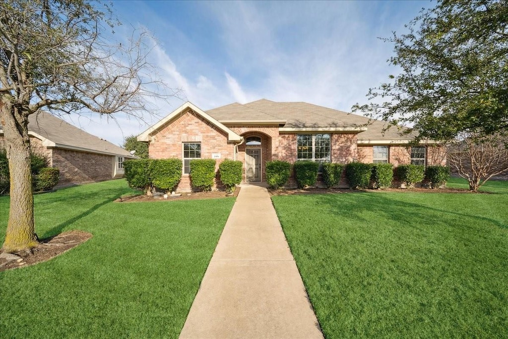 ranch-style home featuring a front lawn