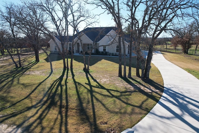 view of front facade with a front lawn and fence