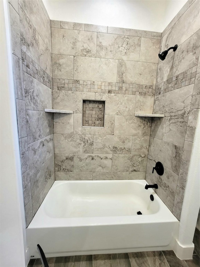 bathroom with tiled shower / bath combo