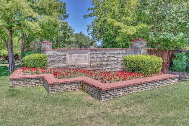 community / neighborhood sign featuring a lawn