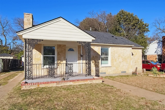 bungalow with a front lawn and covered porch