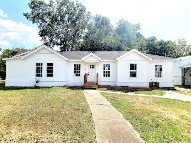 view of front facade featuring a front yard