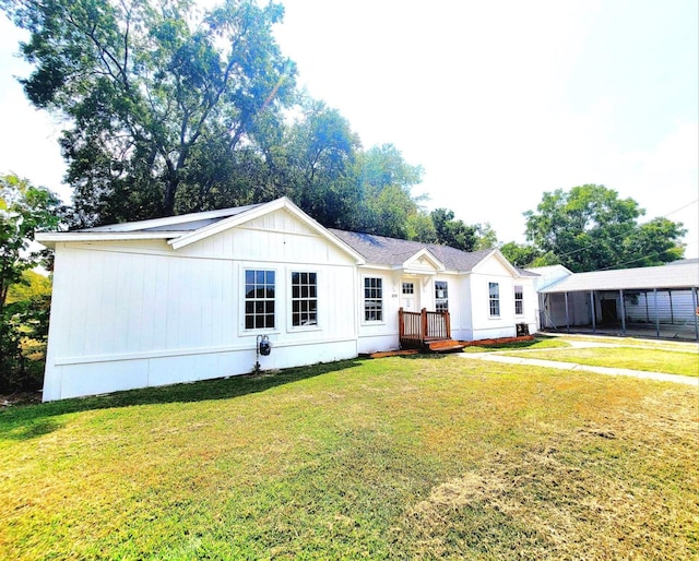 view of front of home with a front lawn