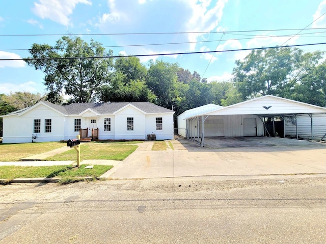 view of front of property featuring a front lawn