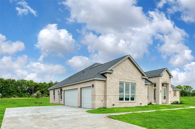 view of front facade featuring a front yard