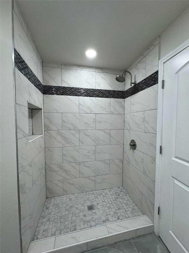 bathroom featuring a tile shower