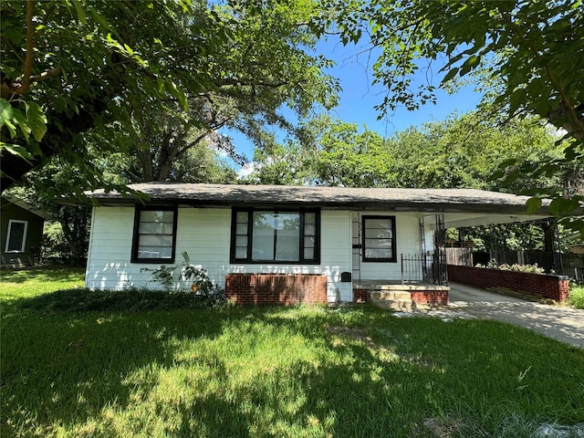 ranch-style house featuring a front lawn and a carport