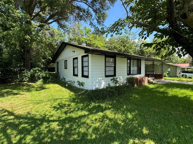 view of front of property with a front lawn