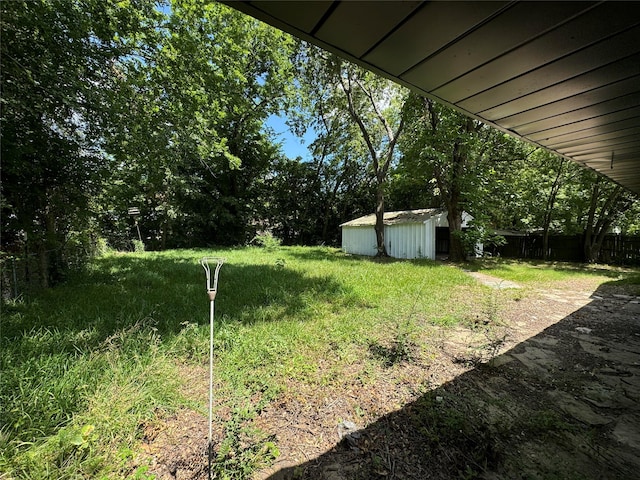 view of yard with a shed