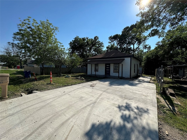 view of front of property featuring a front lawn