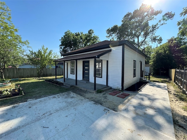 view of front of property with a patio area and a front yard