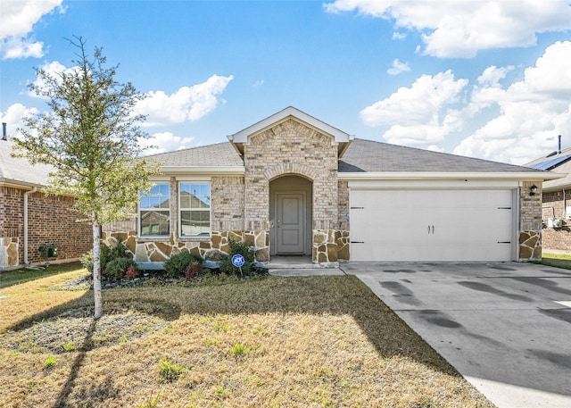 view of front of house featuring a front yard and a garage