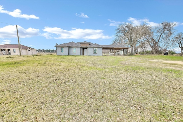 view of front of house with a carport and a front yard