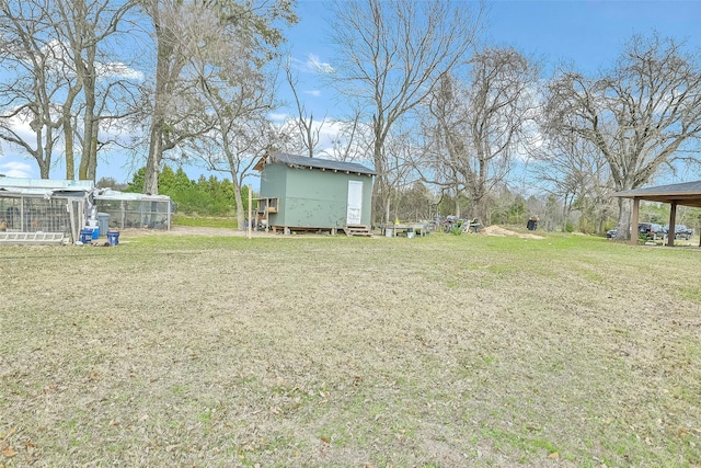 view of yard featuring an outdoor structure