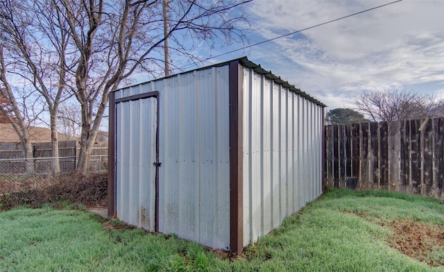 view of outdoor structure featuring a yard