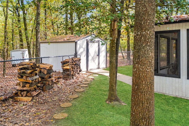 view of yard featuring a storage shed