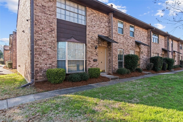 exterior space featuring a front yard