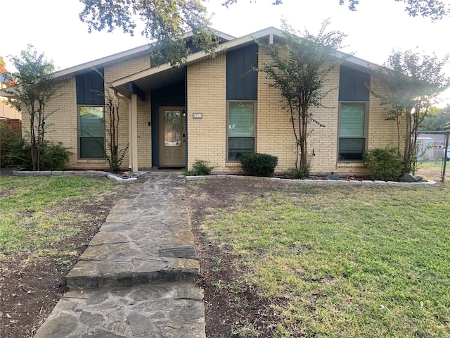 ranch-style house featuring a front lawn