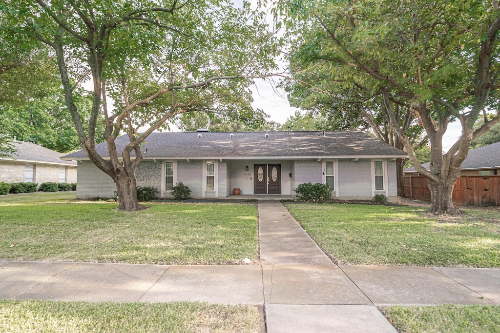 single story home with a front lawn