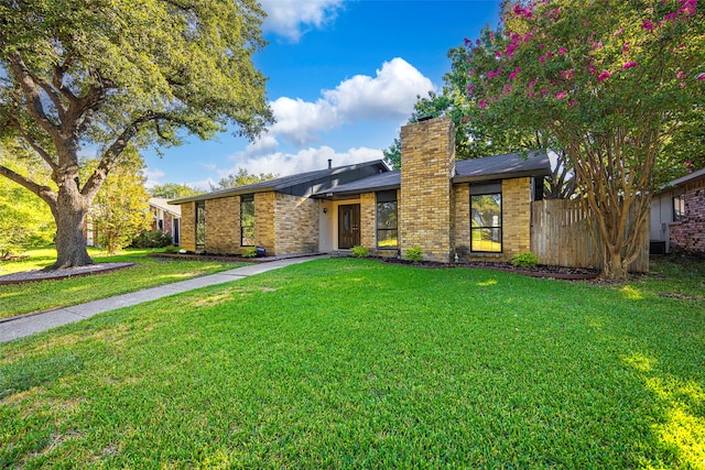 view of front of property featuring a front yard