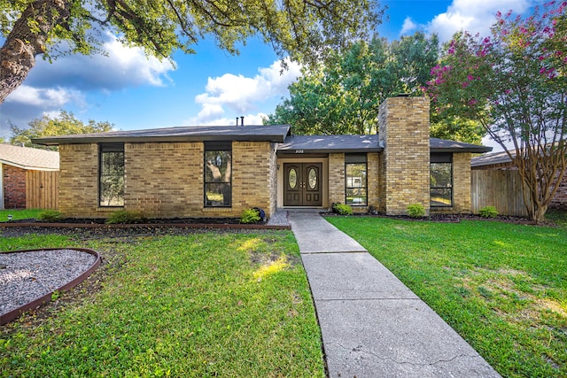 single story home with a front lawn