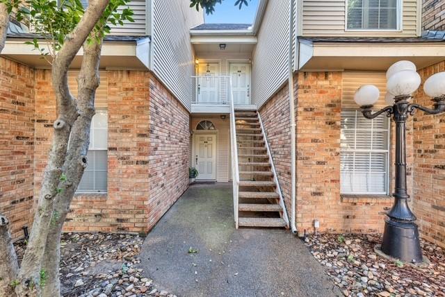 property entrance featuring a balcony