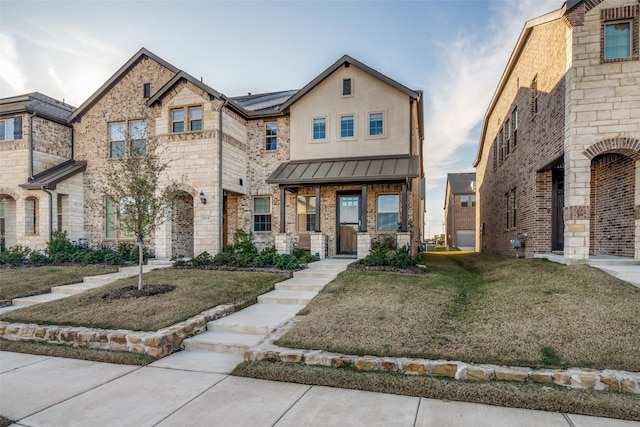 view of front of home featuring a front lawn