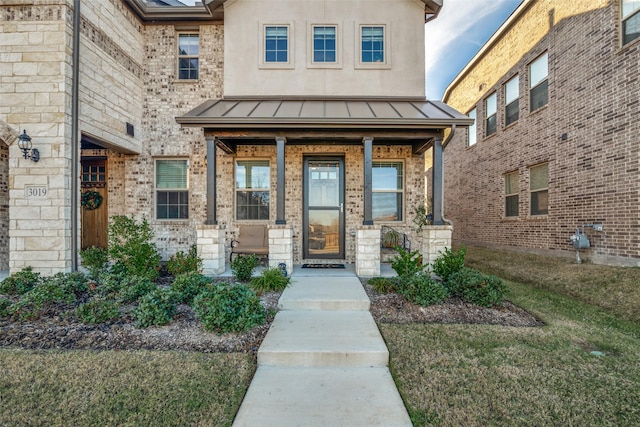 property entrance with covered porch