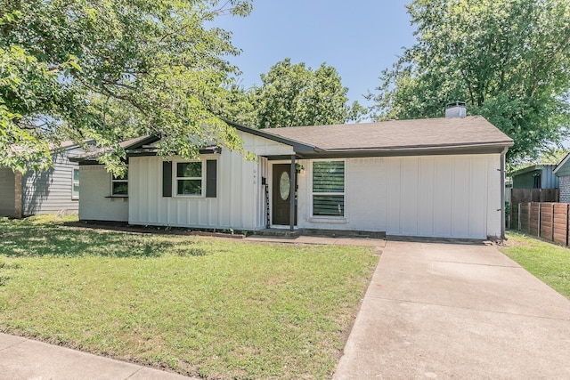 ranch-style house featuring a front yard