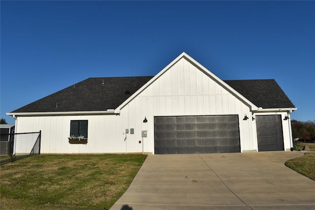 view of front of home featuring a front yard and a garage