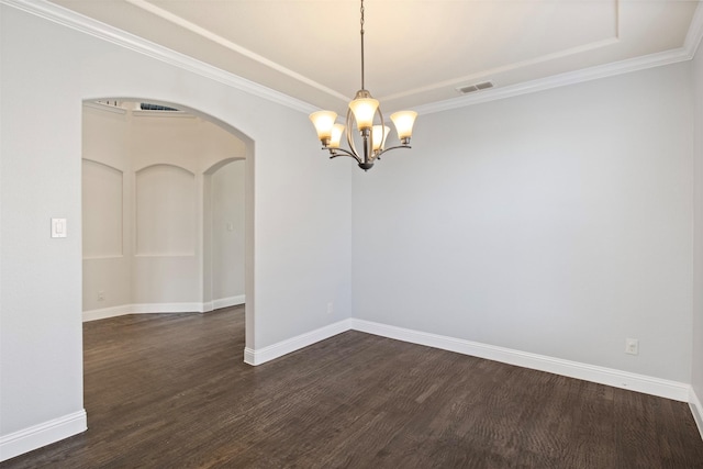 empty room with crown molding, dark wood-type flooring, and a notable chandelier