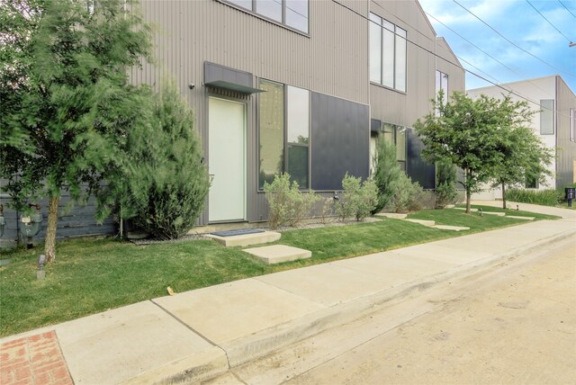 entrance to property featuring a yard