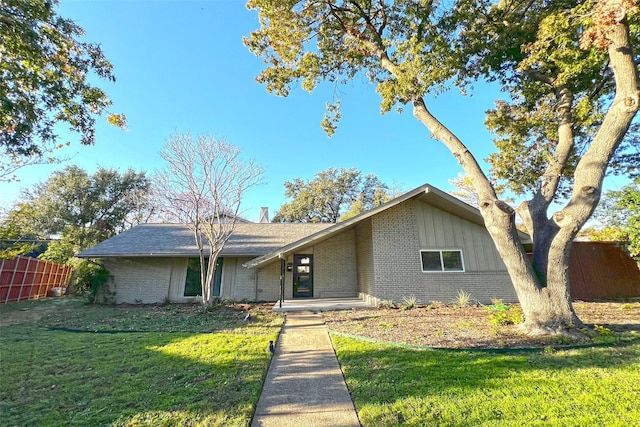 ranch-style house featuring a front lawn