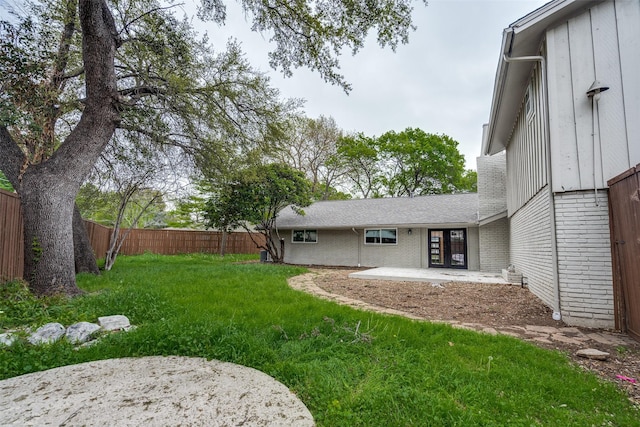 view of yard featuring a patio