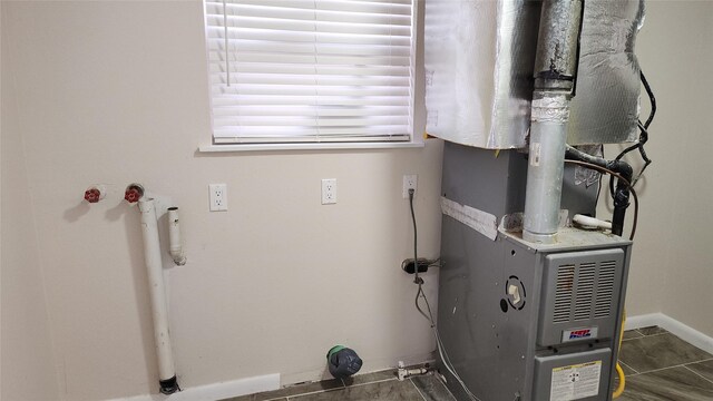 entryway featuring dark wood-type flooring and ceiling fan