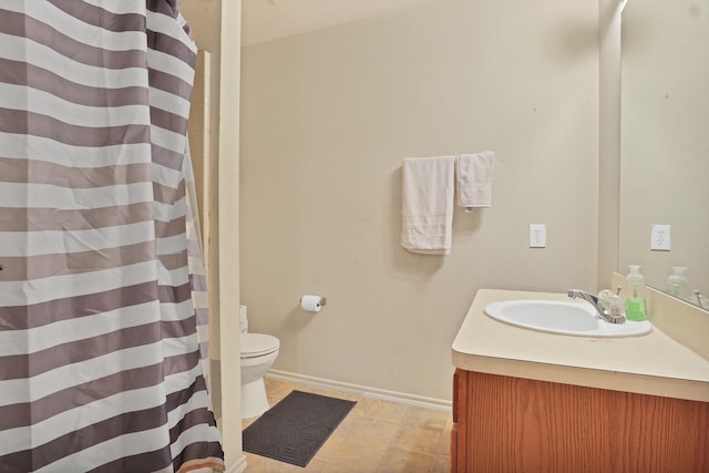 bathroom with a shower with shower curtain, vanity, and toilet