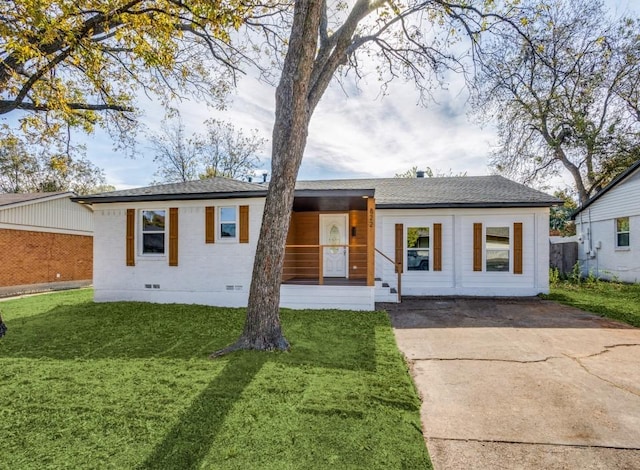 view of front of house with a front lawn